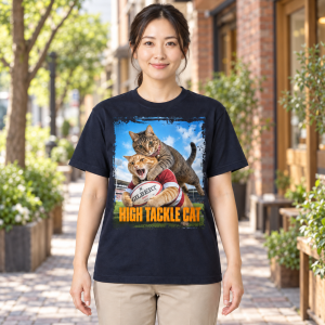 街路樹のある屋外で5001-01 ネイビーの猫Tシャツを着たAIモデルのモックアップ