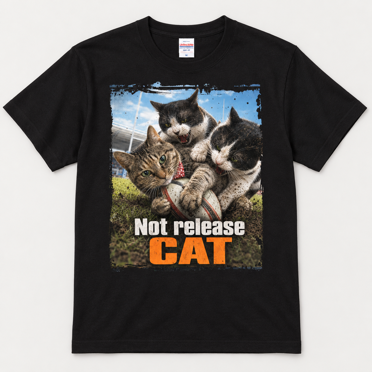 黒いTシャツに「Not release CAT」の猫デザインを配置したモックアップ