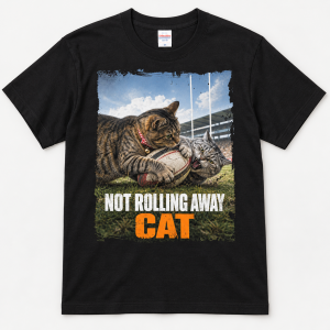 黒いTシャツに「NOT ROLLING AWAY CAT」の猫デザインを配置したモックアップ